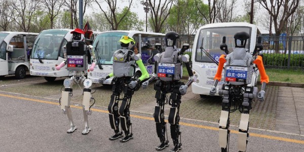 OB电竞登录入口-机器人半马归来！参赛队揭秘赛道惊险瞬间|人形机器人半程马拉松|北京半程马拉松|北京市|马拉松|导航_新浪体育_新浪新闻